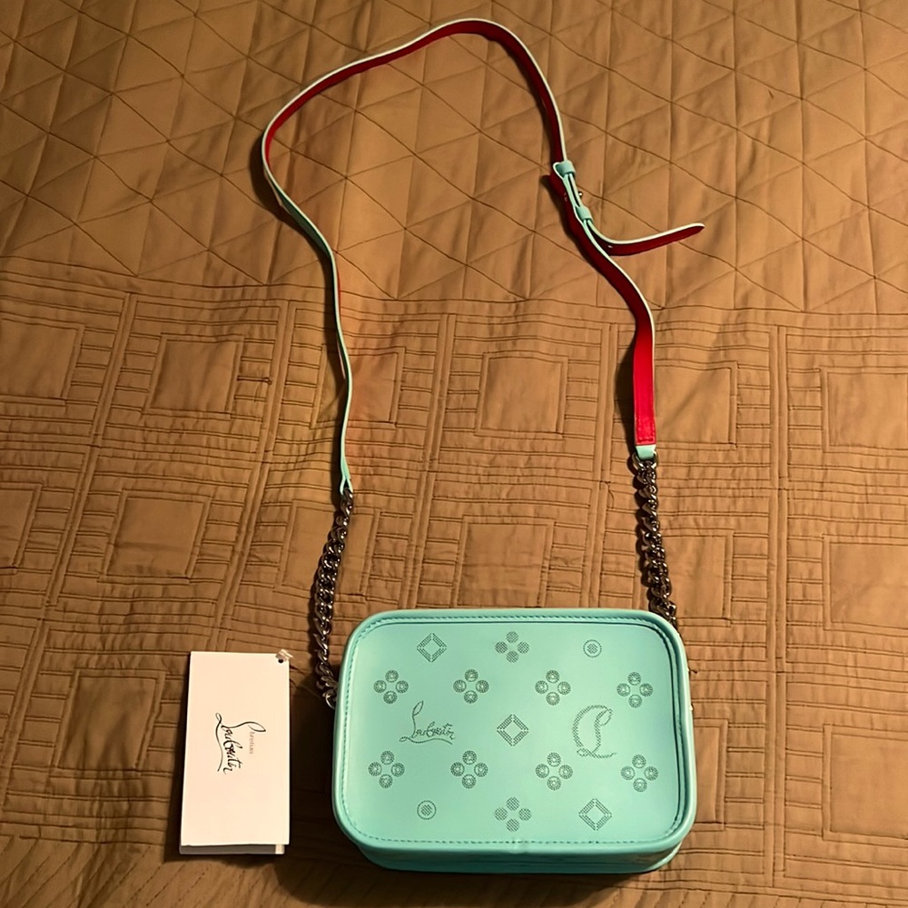 AUTHENTIC Christian Louboutin
Radioloubi Small Loubinthesky
Camera Shoulder Bag
